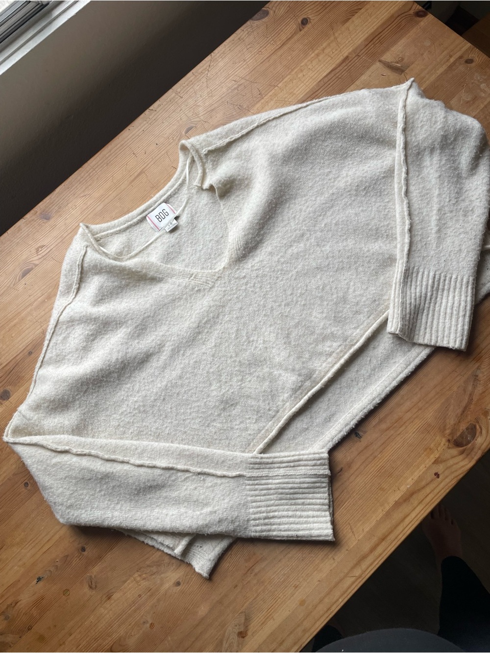 Urban Outfitters BDG Cropped Cream Notch V Neck Sweater SZ Large